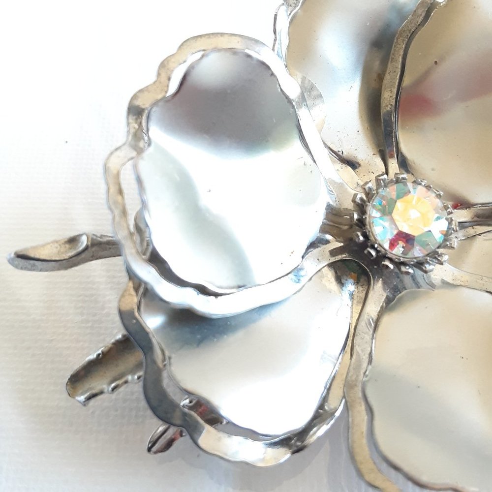 beautiful multi-layered silver tone flower brooch - Picture 3 of 6